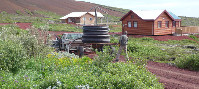 Hitaveiturör á leið í jörðu Hitaveiturör á leið í jörðu