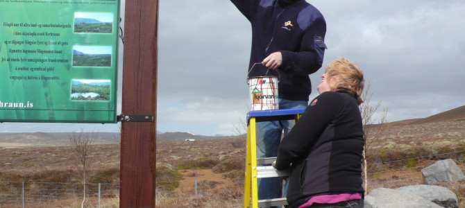 G&T dagurinn 2012 – Snyrt og snurfusað við skiltið í Kerhrauni